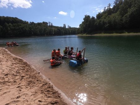 Kinder auf selbstgebauten Floßen in der Aggertalsperre