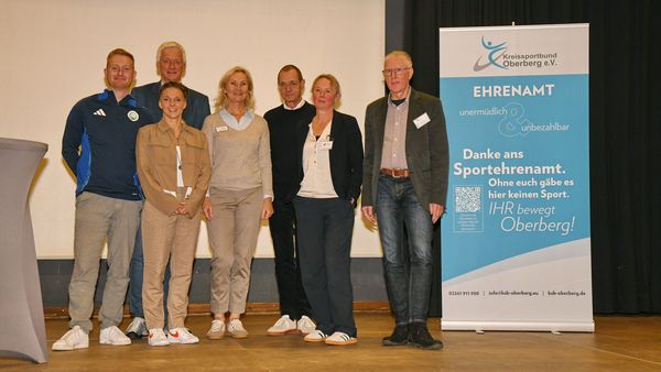 Die Referenten stehen auf der Bühne.