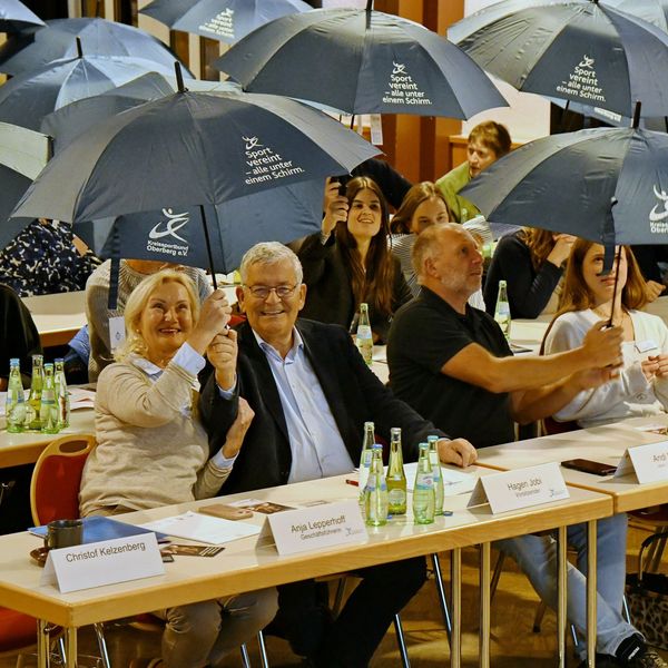 Die Zuschauer posieren mit ihren Schirmen.