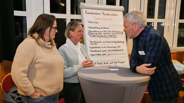 Angeregter Austausch beim Markt der Möglichkeiten.
