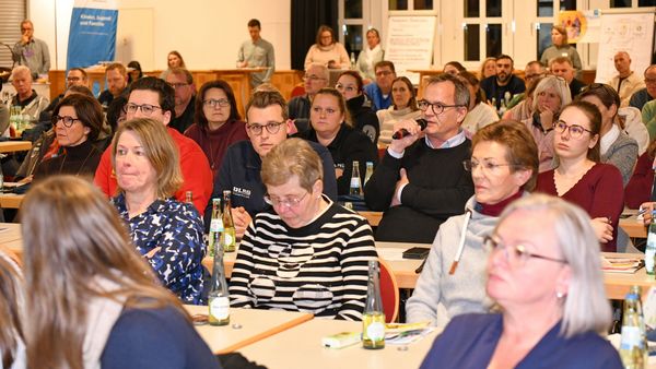 Ein Teilnehmer stellt eine Frage.