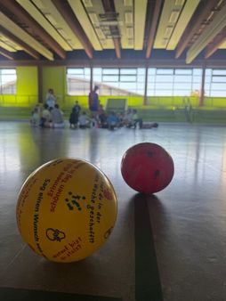 Sporthalle mit Kindern und Bällen