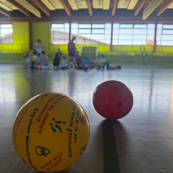 Sporthalle mit Kindern und Bällen